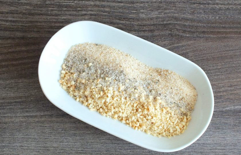 1. Этап. Судак в ореховой панировке: В тарелке смешайте измельченные орехи, панировочные сухари и специи по вкусу.