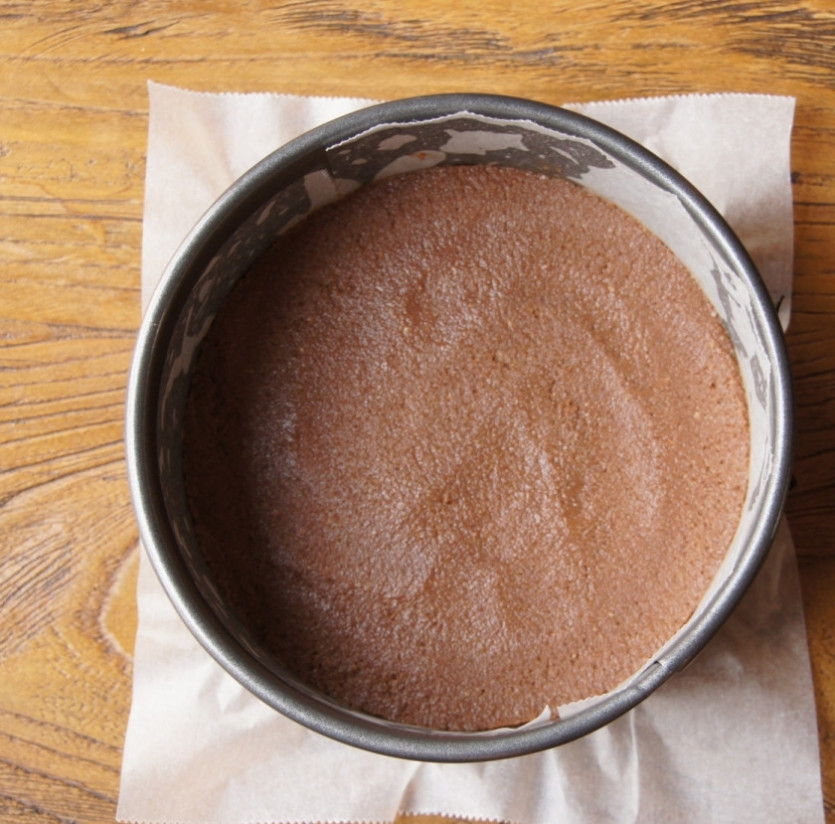 1. Этап. Чизкейк ореховый: Полученное тесто, основу для нашего чизкейка, выложите в форму для выпекания, предварительно покрытую пекарской бумагой.