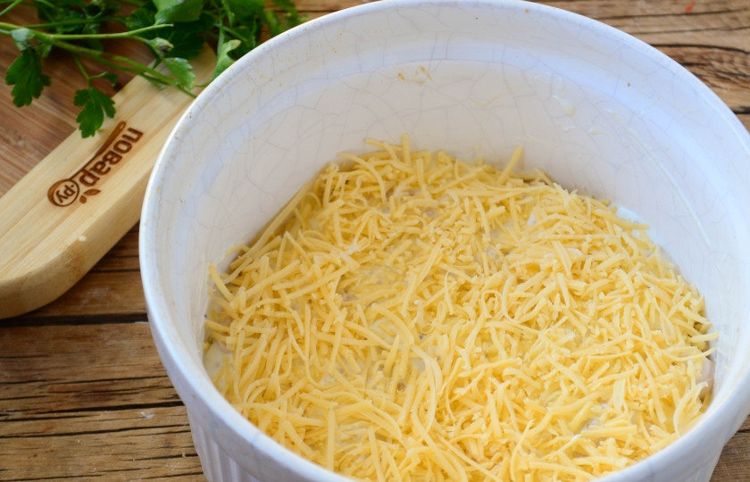 1. Этап. Куриное филе в сливочном соусе: Сверху присыпьте тертым сыром. Отправьте в разогретую духовку на 20-25 минут.