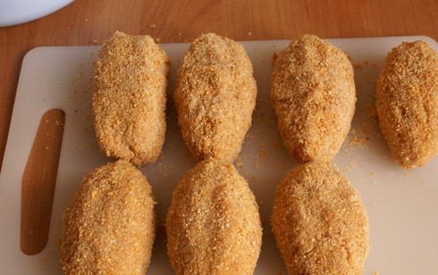 1. Этап. Зразы с ветчиной и сыром: Опускаем зразы в яйцо, затем в панировочные сухари, опять в яйцо и опят в сухари, так зразы будут сочные внутри и с хрустящей корочкой.