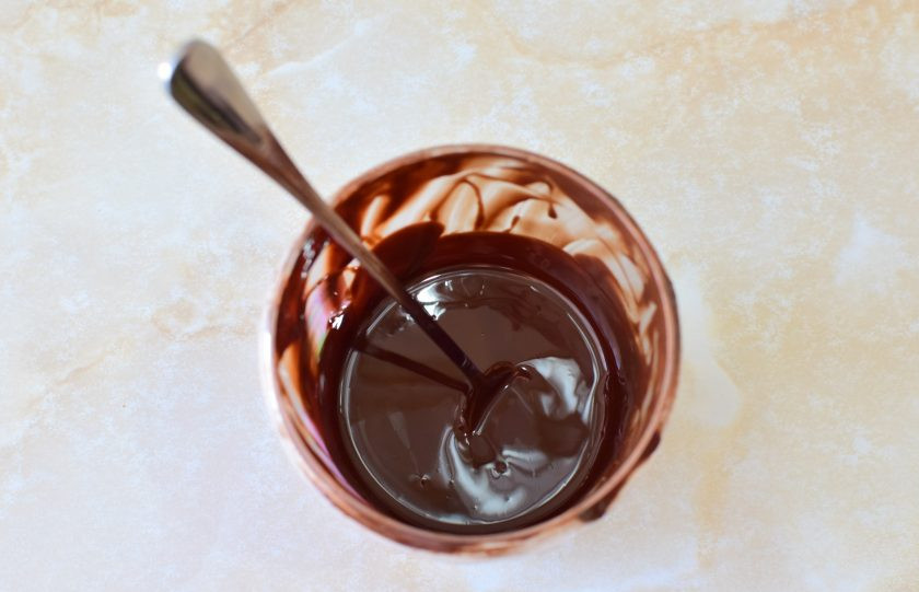 1. Этап. Пирожное Картошка в шоколадной глазури: Для глазури растопите шоколад с растительным маслом. Остудите до комнатной температуры.