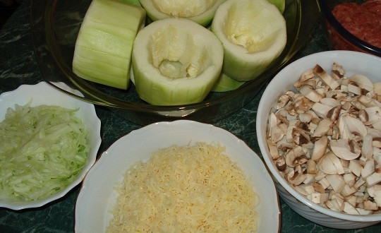 1. Этап. Кабачки, фаршированные грибами: 1. Это блюдо очень вкусное и сытное. Если не добавлять фарш и майонез,кабачки, фаршированные грибами получатся постными. Я решила приготовить сытное блюдо, которое станет отличной закуской.