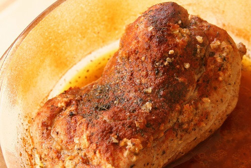 1. Этап. Соус для мяса в духовке: При запекании мяса в духовке, практически всегда образуется мясной ароматный сок, который хозяйки редко используют. Особенно много сока образуется при запекании в рукаве или фольге.