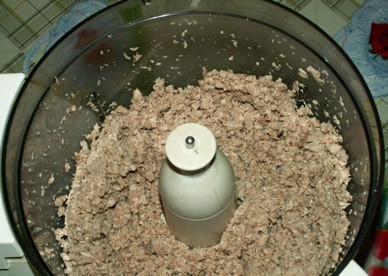 1. Этап. Суфле из мяса в духовке: Измельчаем готовое мясо в блендере.