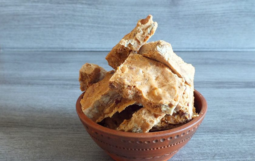 1. Этап. Сливочный щербет: Через указанное время щербет хорошо застынет и его можно нарезать на части. Десерт готов к подаче.