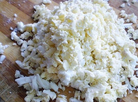 1. Этап. Слоеный салат с ветчиной: Ну вот и завершающий слой - натертые на терке яйца. Отправляем готовый салат в холодильник минимум на час.