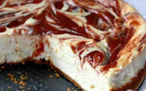 1. Этап. Чизкейк с гуавой: 13. Извлечь из формы и остудить на решетке. Охладить в течение 8 часов, разрезать на ломтики и подавать.