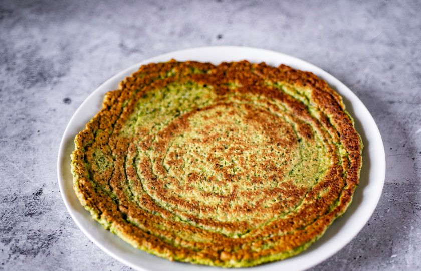 1. Этап. Овсяноблин со шпинатом: Выложите овсяноблин на плоскую тарелку.