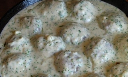 1. Этап. Тефтели под соусом Бешамель: Займитесь соусом. Растопите сливочное масло. Добавьте в него 3 ст. ложки муки. Помешивая, поджарьте это. Потом влейте молоко и варите соус до густоты. Всыпьте нарубленную зелень, соль и перец. Покройте тефтели 