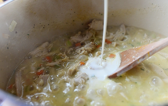 1. Этап. Пирог в горшочке с курицей и овощами: 4. Влейте сливки, нагрейте смесь и выключите огонь.