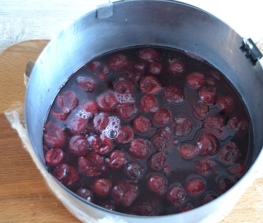 1. Этап. Морковный торт с вишней: Вылейте в форму желейную массу, распределив вишню равномерно по форме. Поставьте в холодильник до полного застывания.