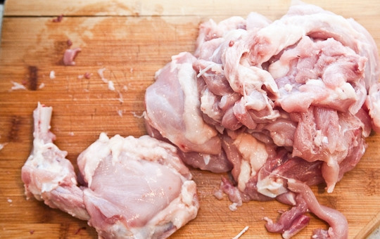 1. Этап. Фаршированные куриные окорочка с грибами: 3. Проделайте эту процедуру со оставшимися окорочками. Затем отделите мясо от костей. Кости больше не пригодятся. Мясо можете отделять не цельными кусками, так как его все равно необходимо будет измельчить.