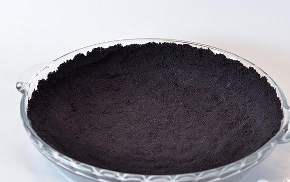 1. Этап. Пирог из крекеров и мороженого: 3. Выложить массу в подготовленную форму. Выпекать в течение 12-15 минут. Дать полностью остыть.