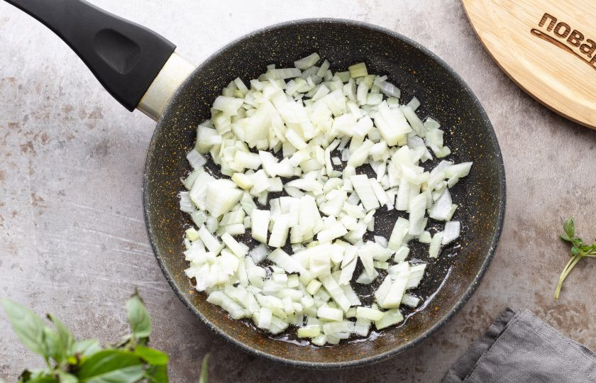 1. Этап. Постные ленивые вареники: Репчатый лук и шампиньоны порежьте кубиками. Разогрейте сковороду с растительным маслом на среднем огне. Обжарьте в начале репчатый лук до прозрачности.