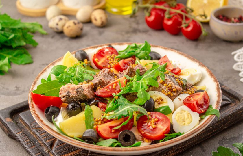 1. Этап. Салат Нисуаз с рукколой: Подавайте салат сразу. Приятного аппетита!