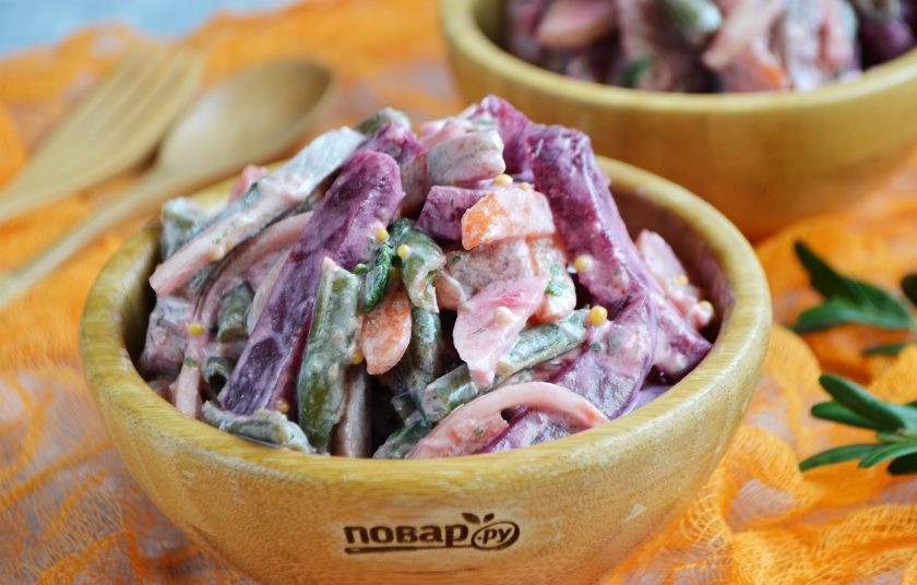 1. Этап. Салат с копченой сельдью: 9. Получилось два полных салатника и еще порция у меня осталась про запас. Приятного!