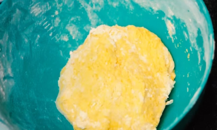 1. Этап. Трёхцветный хлеб с натуральными красителями: 3. Для теста желтого цвета сделайте в блендере пюре из тушеной тыквы вместе с 60 мл воды и 1 ст.л. растительного масла. Просейте 400-500 г муки, добавьте к ней 0,5 ч.л. соли, 0,5 ч.л. сахара и 0,5 ч.л. дрожжей, а также куркуму. Добавьте желтую кашицу и замесите тесто. Накройте его пленкой и оставьте на час.