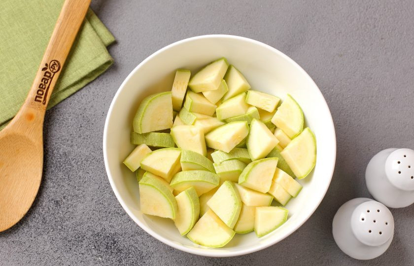 1. Этап. Цукини с курицей в духовке: Кабачок нарежьте кружками, толщиной примерно в 1 см., а затем каждый кружок еще на 4 части.