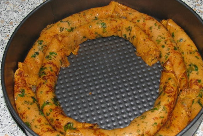 1. Этап. Блинная улитка с мясным фаршем: Смазываем форму для запекания маслом. Выкладываем блины по спирали.