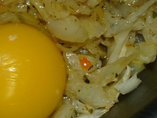 1. Этап. Капустная кулебяка: 5. Капусту немного остудить и вбить яйцо. Аккуратно перемешать и начинка уже готова.