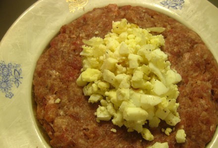 1. Этап. Зразы с яйцом в духовке: В середину кладем небольшое количество приготовленной начинки.