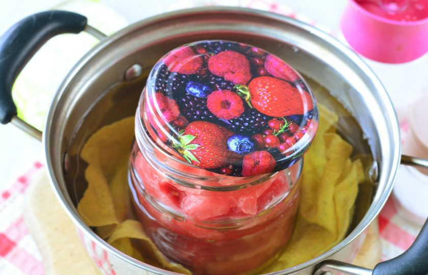 1. Этап. Арбузы в собственном соку на зиму: Простерилизуйте арбуз в кастрюле с теплой водой 25 минут.