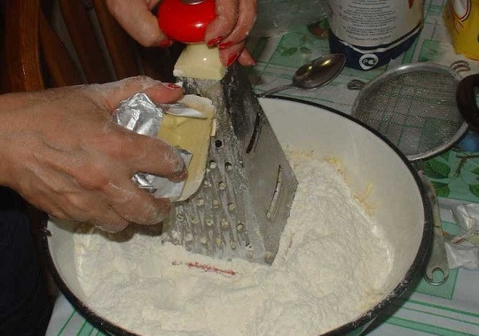 1. Этап. Армянская пахлава: 1. В глубокую мисочку просейте муку, разрыхлитель, соль и ванилин. Охлажденное сливочное масло нарежьте мелкими кубиками или натрите на терке.