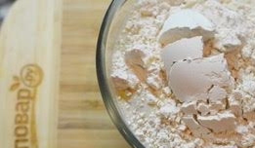 1. Этап. Тесто для блинов: 4. Добавьте просеянную муку с солью.