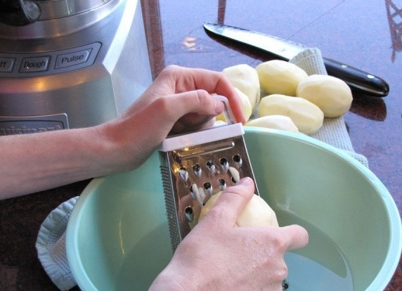 1. Этап. Латкес: Картофель чистим и натираем на средней терке.