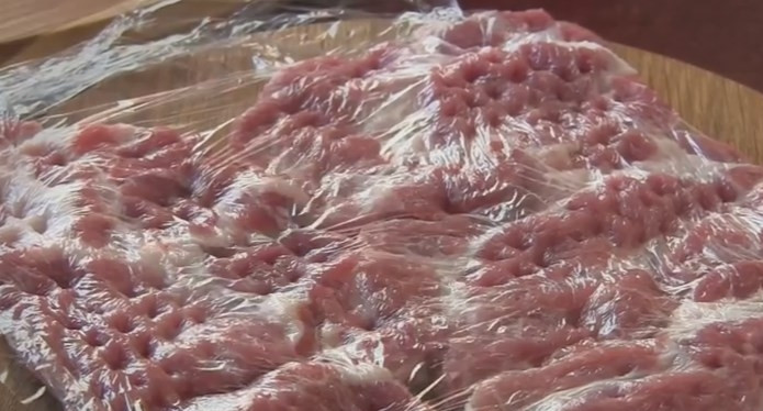 1. Этап. Отбивная Медвежья лапа: 2. Накройте его пищевой пленкой и отбейте с обеих сторон.