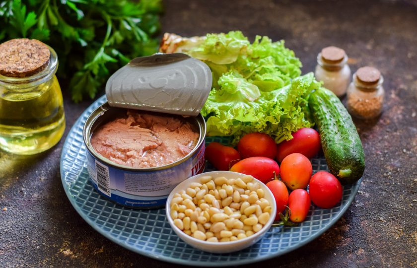 1. Этап. Салат с тунцом и кедровыми орешками: Подготовьте все ингредиенты.