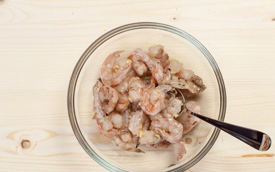 1. Этап. Лапша вок с креветками: 3. Креветки выложите в глубокую мисочку, добавьте к ним ложку кунжутного масла и немного измельченного чеснока. Перемешайте и оставьте минут на 10.