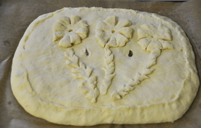 1. Этап. Пирог с зубаткой: Выложите украшения из теста на пирог, сделайте одно или два отверстия, через которые будет выходить пар при выпечке.