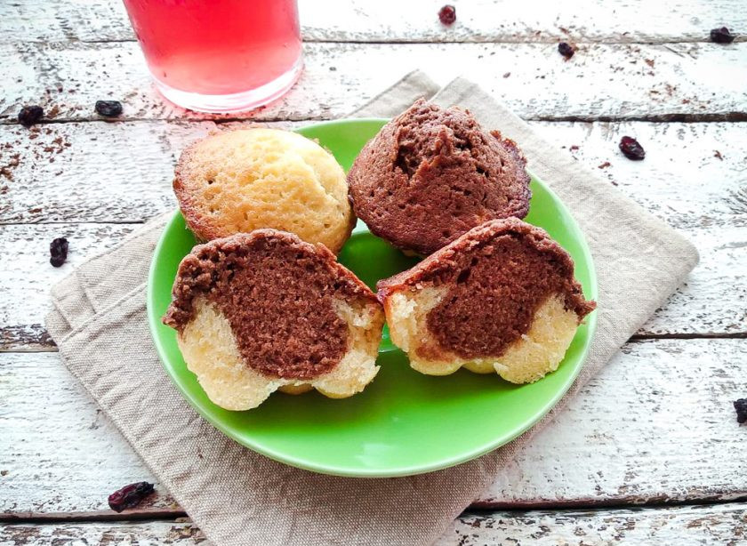 1. Этап. Двухцветные кексы: Переложите кексы на тарелку и подавайте к столу. Приятного аппетита!