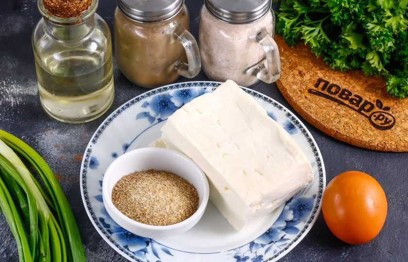 1. Этап. Брынза в кляре: Подготовьте указанные ингредиенты. Брынзу можно использовать любого сорта: коровью, овечью, козью. Главное — приобретайте упругий сыр, чтобы его можно было разрезать и он не распадался на части.