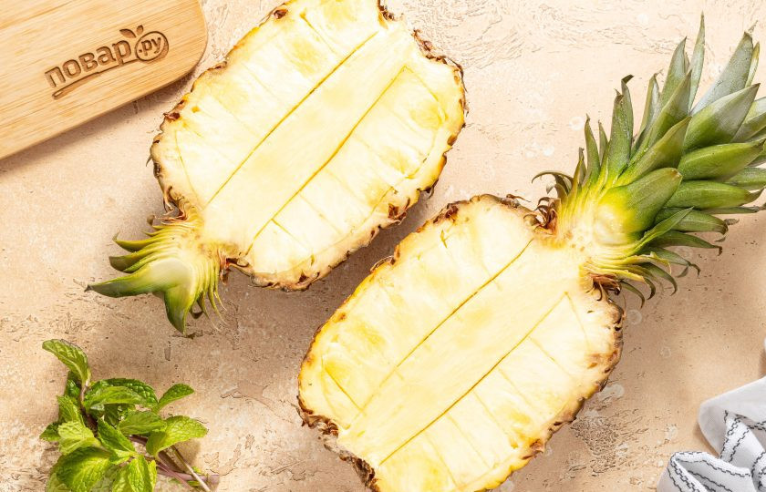 1. Этап. Варенье из ананаса с лаймом и мятой: Ананас разрежьте пополам. Отступите от краев ананаса около 5 мм., ножом вырежьте контур половинки ананаса. Жесткую сердцевину отделите, она для варенья не пойдет. Аккуратно извлеките мякоть из ананаса. Аналогично поступите со второй половиной.