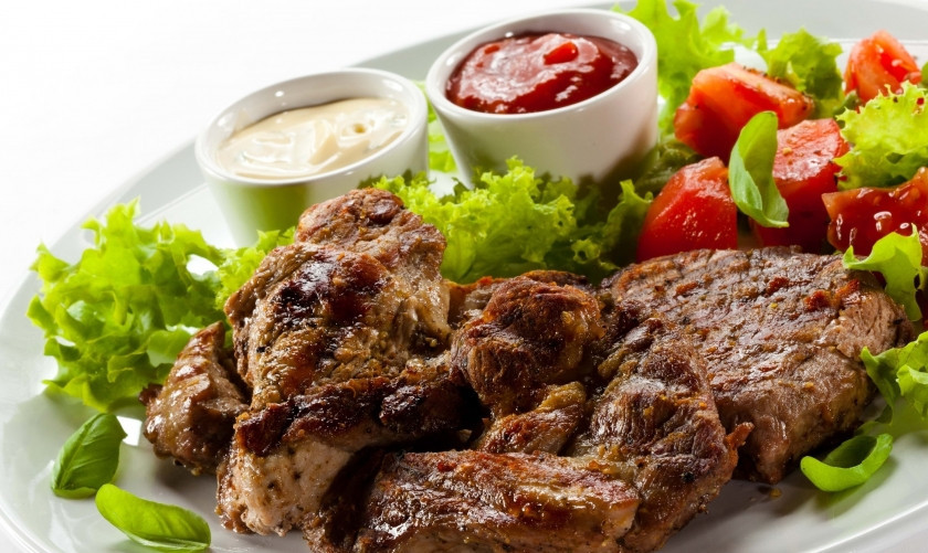 1. Этап. Шашлык из вырезки свинины: 3. Вот и все! Подавайте мясо отдельно, со свежими овощами. а запеченные овощи - отдельно, как аперитив к мясу!