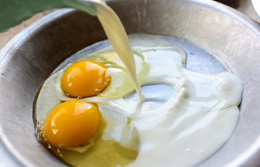 1. Этап. Куриная грудка в хрустящей панировке с сыром: 1. Соедините яйца и молоко, взбейте все с помощью венчика.