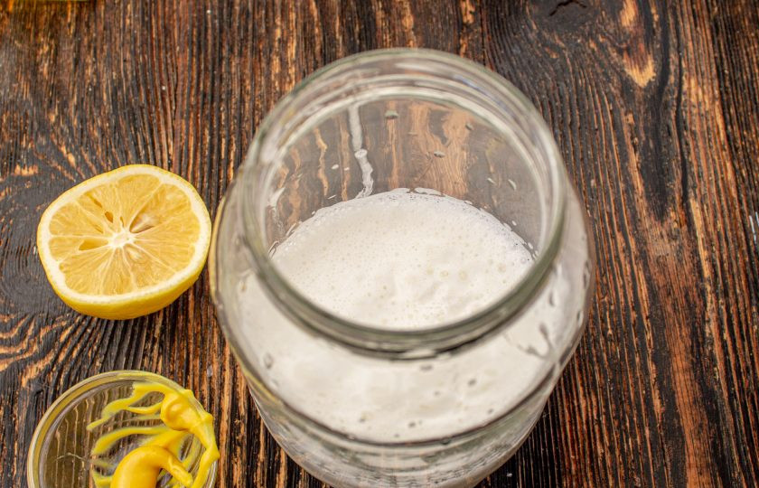 1. Этап. Майонез без молока и яиц: Добавьте соль, сок лимона и горчицу. Снова взбейте секунд 30.