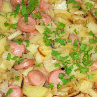 Жареные колбаски с картошкой