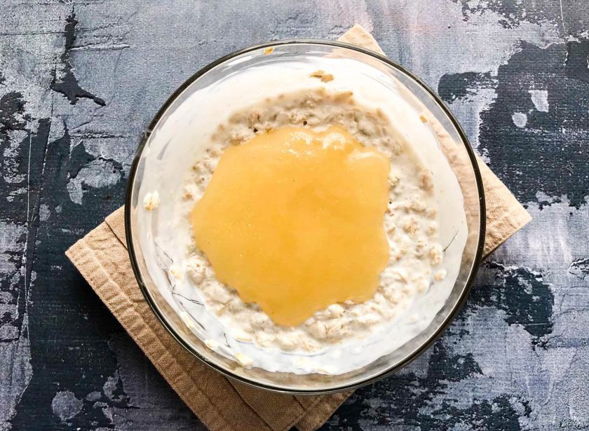 1. Этап. Шарлотка из геркулеса с яблоками: В набухшие овсяные хлопья добавьте мед и перемешайте.