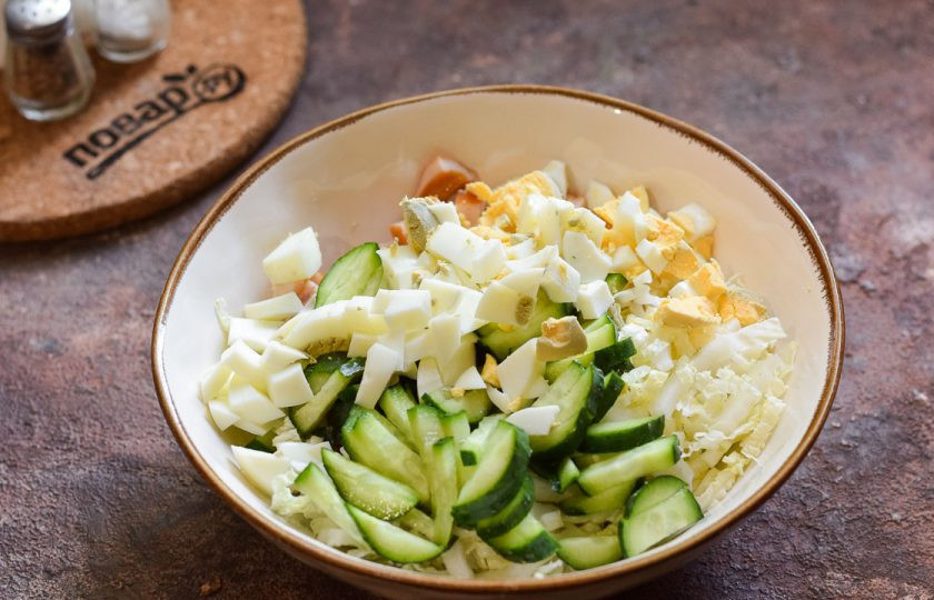 1. Этап. Салат с копченой курицей и огурцом: Куриное яйцо отварите 10 минут в воде, после остудите, почистите и нарежьте небольшими кубиками. Добавьте яйцо в салат.