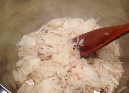 1. Этап. Запеченное мясо с корицей и приправами: 9. В небольшом количестве масла обжарьте лук до прозрачности. Уберите огонь до минимума, оставьте лучок томиться.