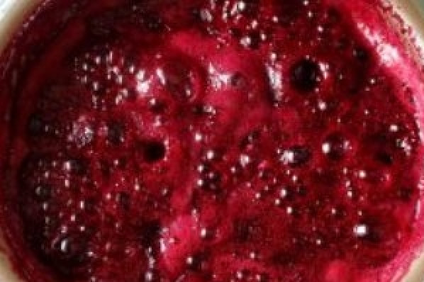 1. Этап. Вишневое варенье в мультиварке: Варенье при варке сильно пенится, потому и варим маленькую порцию. И не отходите от мульти далеко, помешивайте варенье.