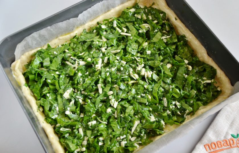 1. Этап. Пирог со шпинатом и укропом: Равномерно распределите начинку. Бортики смажьте яйцом. Отправьте пирог в духовку на 30-40 минут, смотрите по своей духовке.