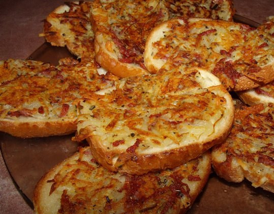 1. Этап. Бутерброды с колбасой на сковороде: Затем бутерброды выкладываем на блюдо и подаем в горячем виде к чаю или молоку. Приятного аппетита!