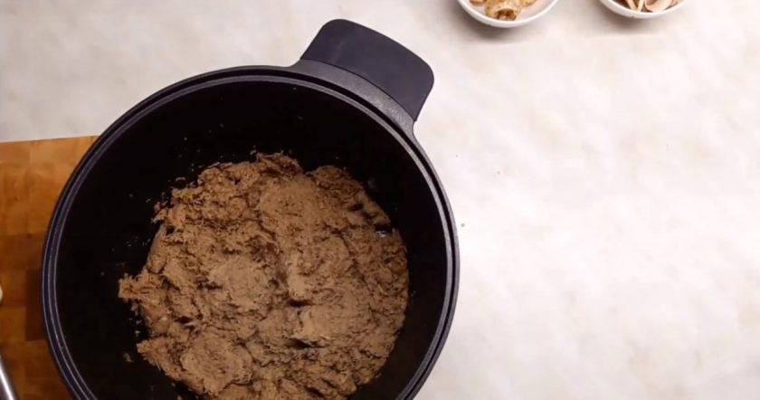 1. Этап. Паштет из печени индюшки: 4. После того, когда коньячные спирты выпарятся, бальзамический уксус начнет карамелизироваться. Добавьте сливки и тушите под крышкой в течение 5 минут. Снимите сковороду с огня, перебейте массу блендером до однородного состояния.