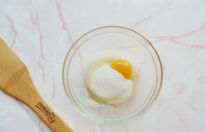 1. Этап. Пирог с ягодами и кремом: В мисочке соедините яйцо и сахар.