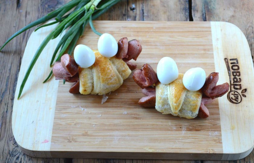 1. Этап. Закуска Крабик: На зубочистки или спички прикрепите крабикам клешни и глаза из перепелиных яиц.