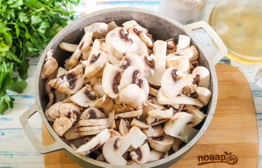 1. Этап. Грибной капучино: Как только луковая нарезка станет мягкой, добавьте в емкость и грибную нарезку.